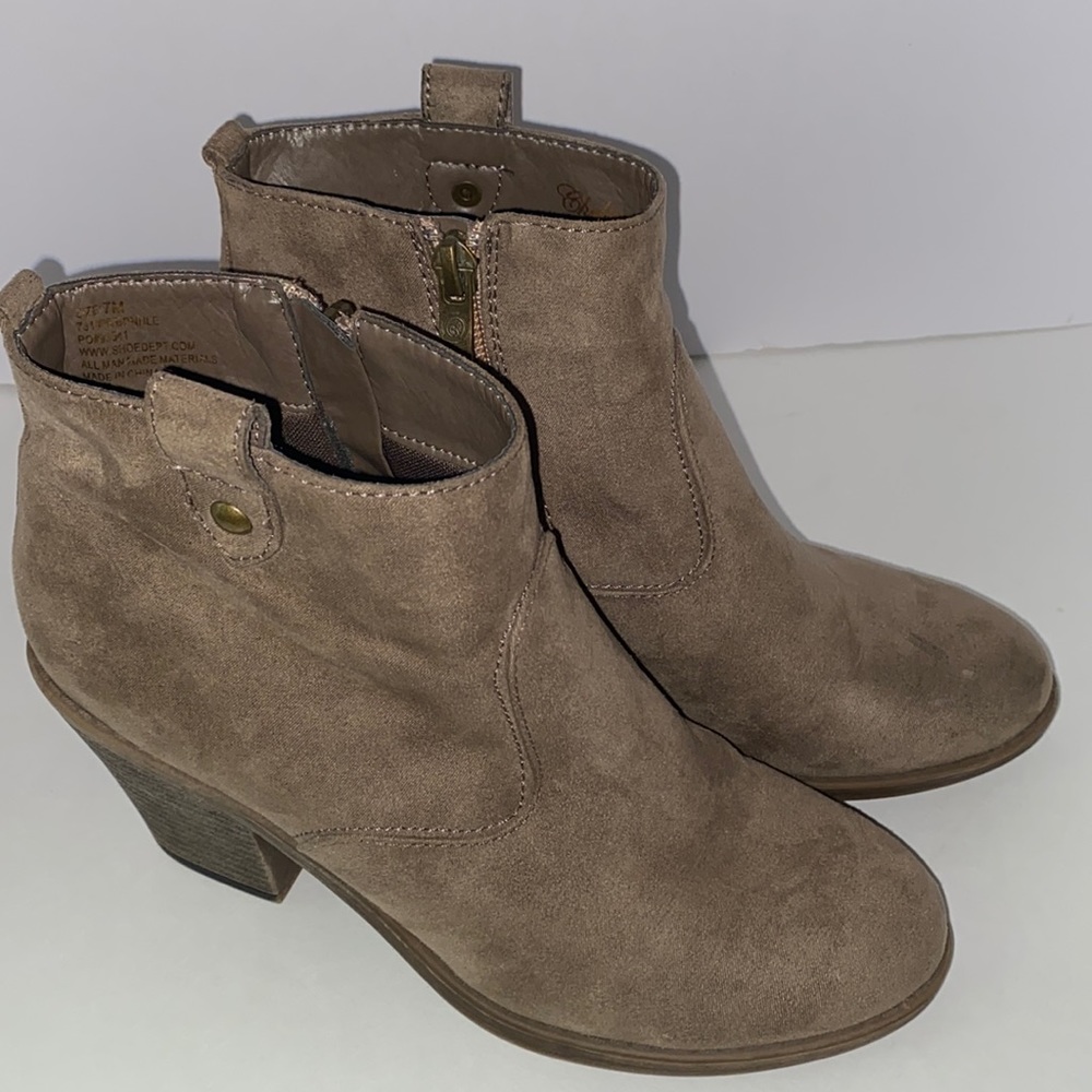 Chelsea Moreland Taupe Faux Suede Ankle Boot with inside Zipper Size 7 Medium
